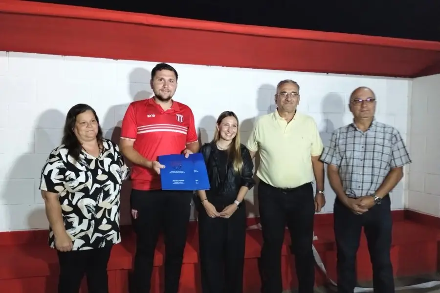 Calvo en las inauguración de obras en el Club Atletico María Juana