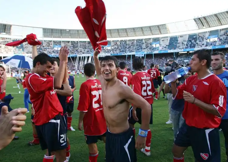 Cuándo y en qué condiciones podría volver el «Kun» a Independiente