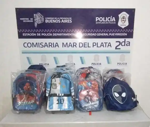 Robó mochilas escolares de un depósito