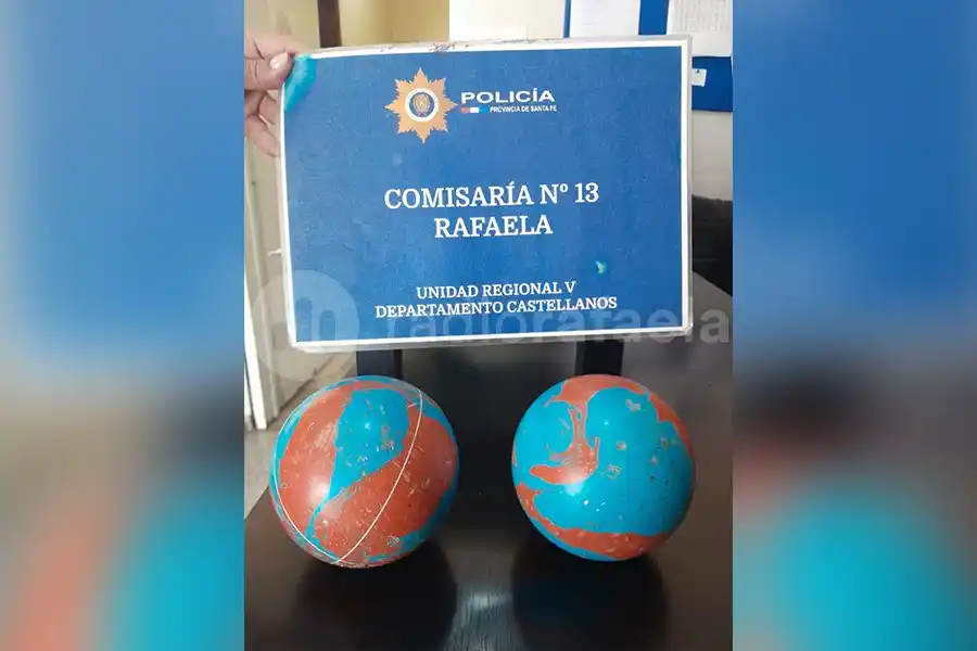 Robaron dos bochas brasileras de una casa, y los atraparon jugando en la vía pública