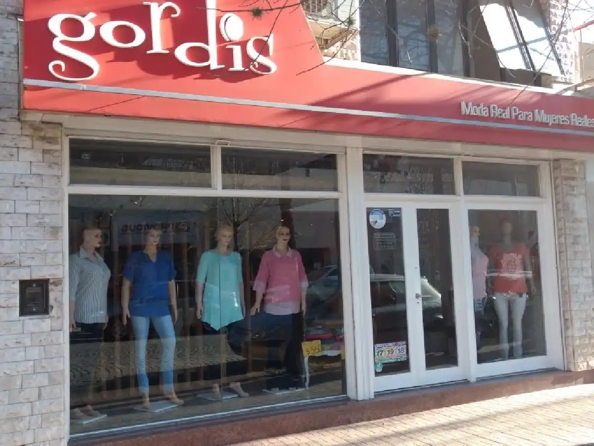 A punta de cuchillo roban en un local comercial del centro 