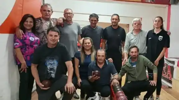 El Club Huracán conformó su propia subcomisión de bowling, con jugadores locales