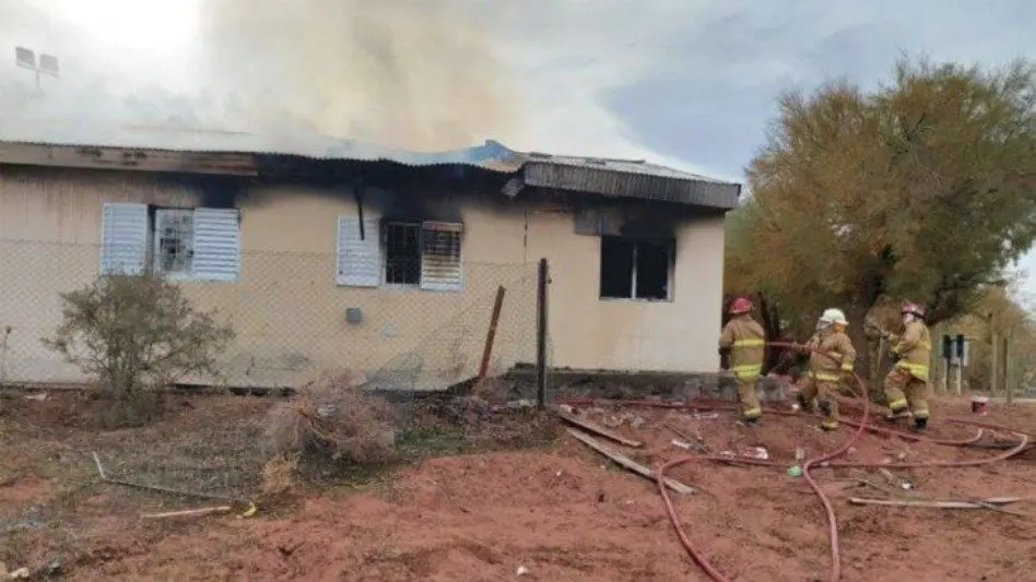Dos operarios muertos y un docente grave luego de una explosión en una escuela