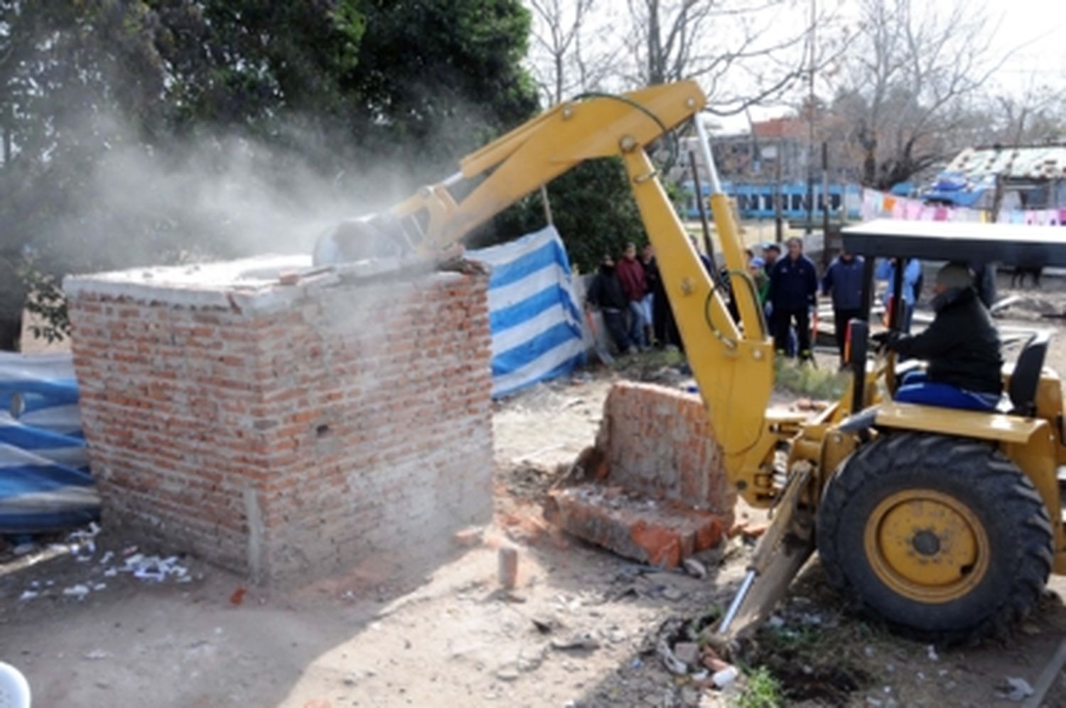 Narcotráfico en Rosario: Por orden de Berni, comenzó el derribo de bunkers