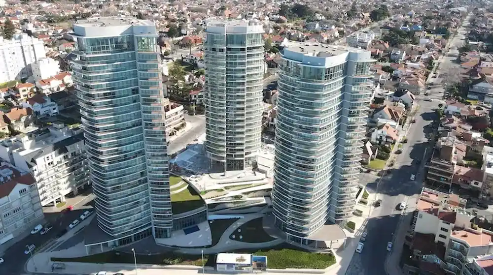 El complejo Maral Explanada, tres torres diseñadas por César Pelli en una de las zonas más lindas de Mar del Plata.