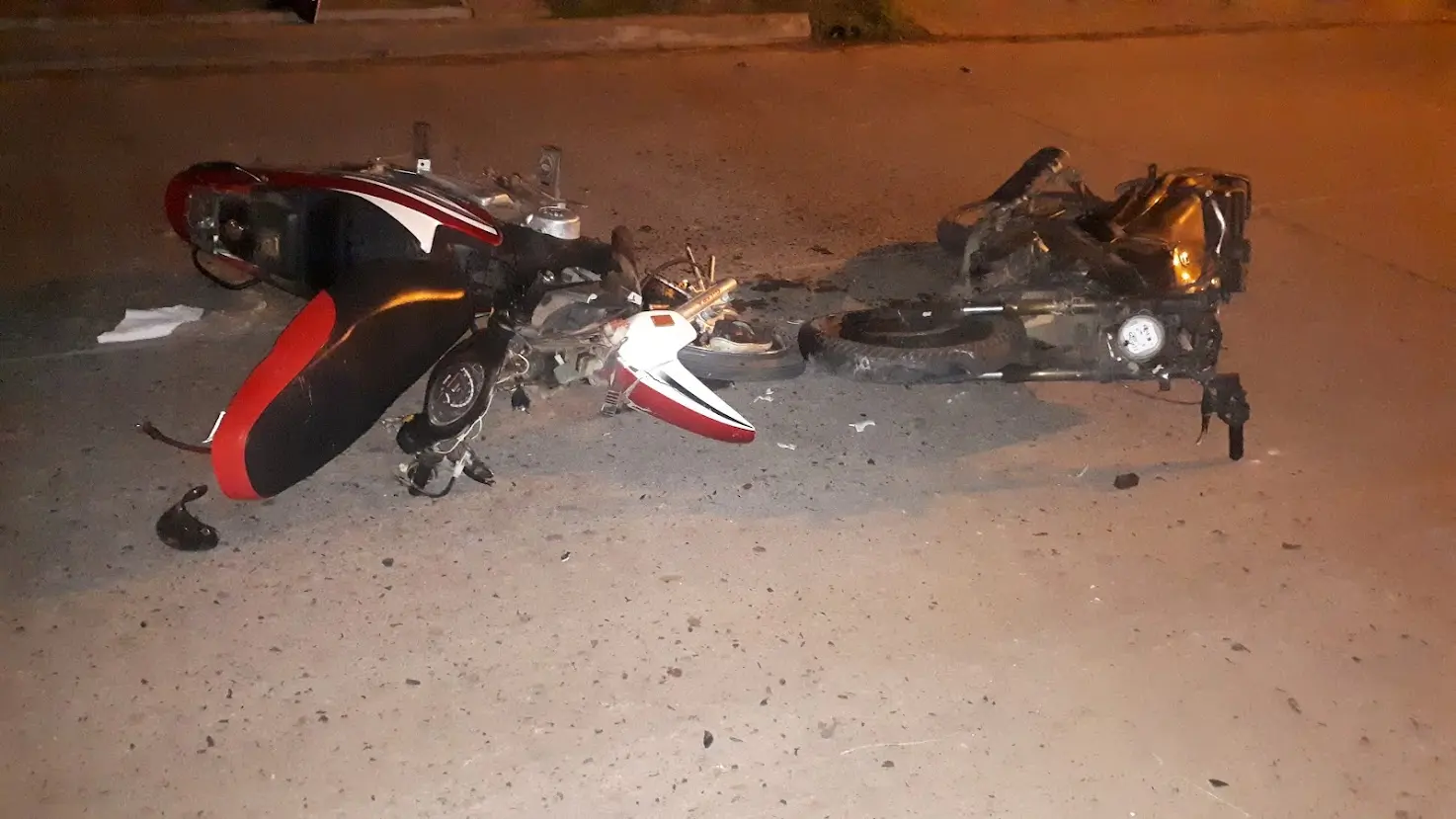 Chocaron dos motos de frente por esquivar los reductores de velocidad