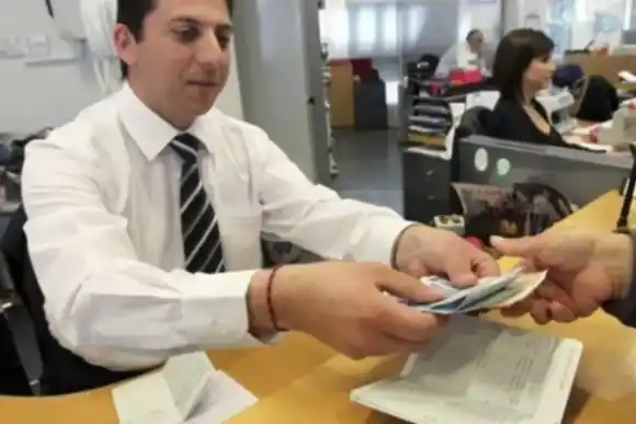 Los bancarios acordaron un nuevo aumento y el básico rondará el millón de pesos: ¿qué acuerdo lograron?