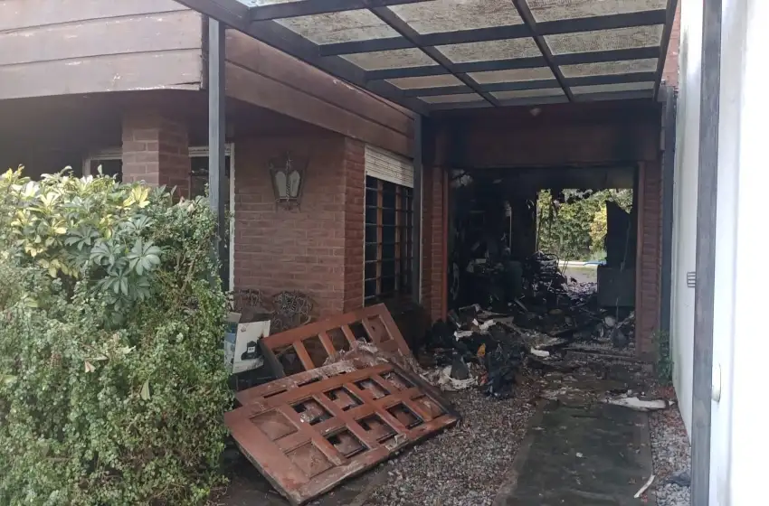 Se incendió la cochera de una casa y se propagó a toda la propiedad
