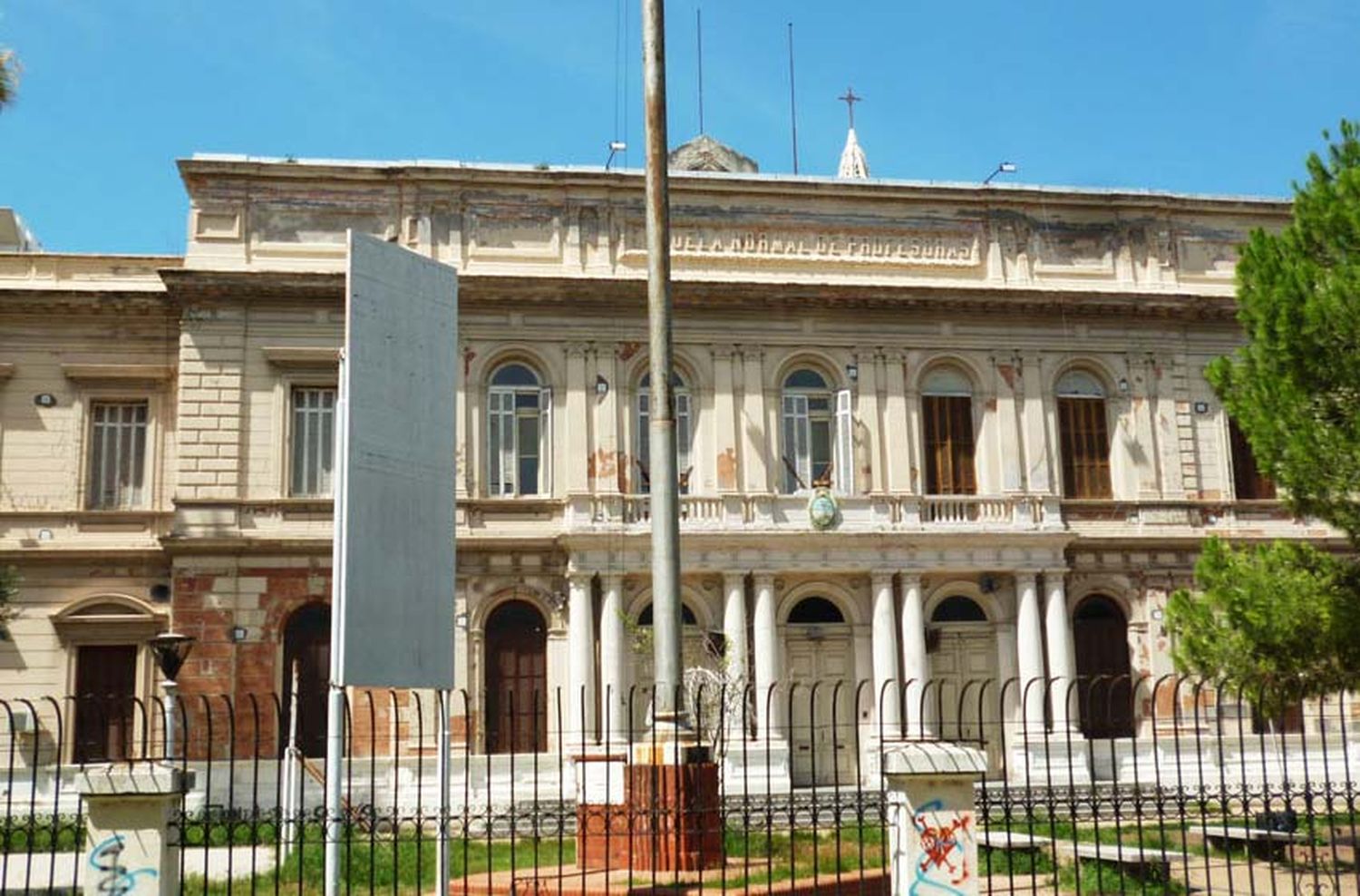 Grave denuncia contra un docente de nivel inicial del Normal 1 que se fotografió desnudo en la escuela