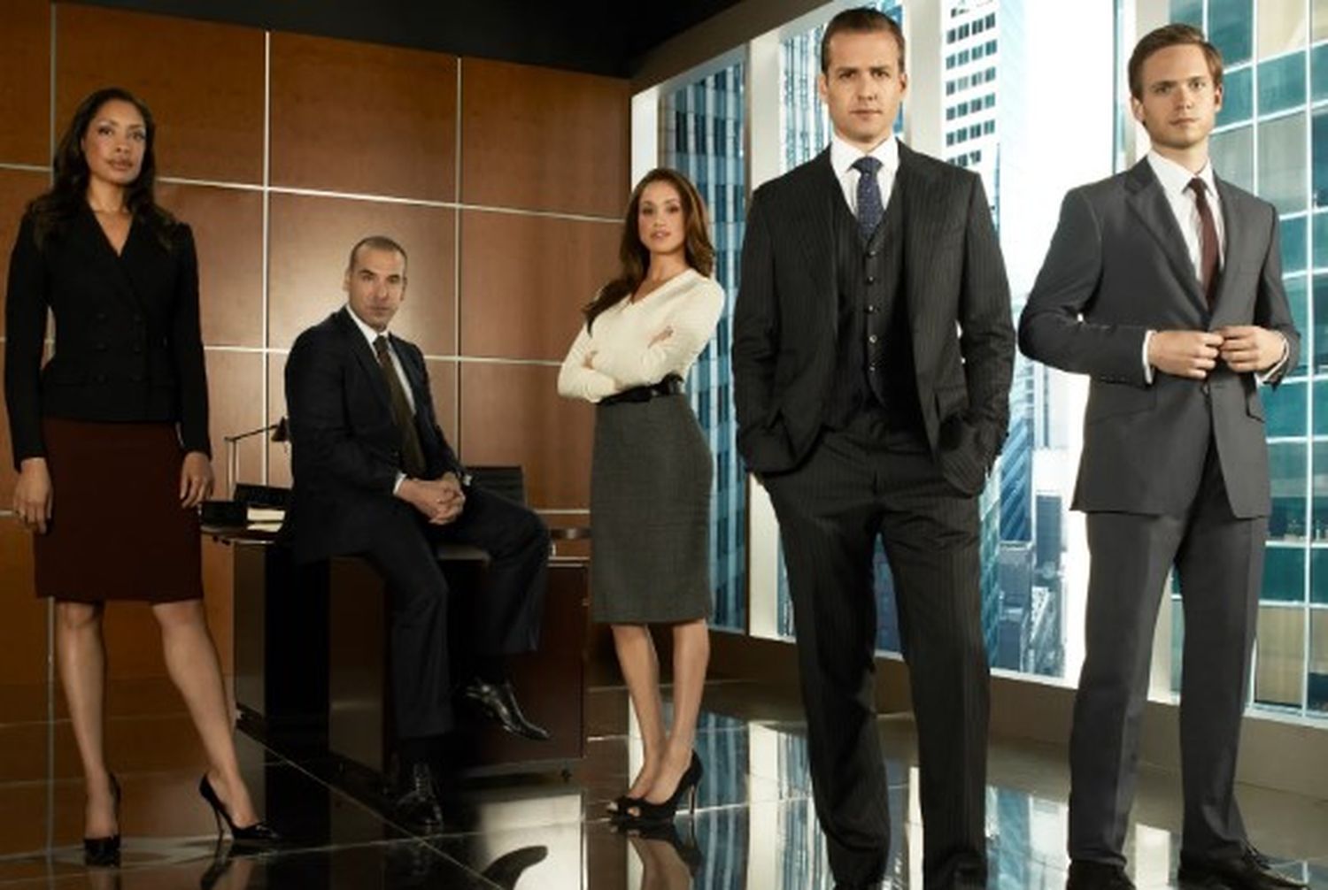 Meghan Markle, en el centro, junto con el resto del reparto principal de ‘Suits’.