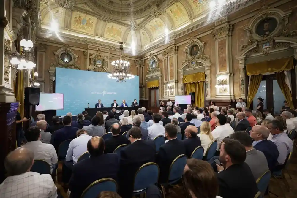 Kicillof, junto a Bianco, Magario y López, ante intendentes en el Salón Dorado de Gobernación.