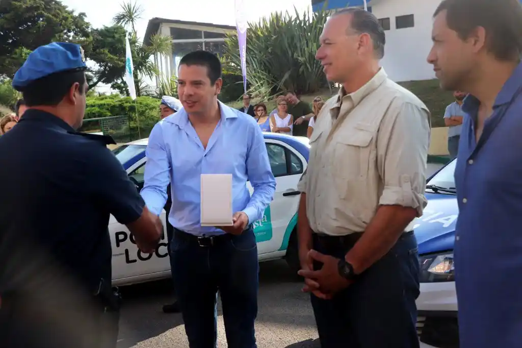 San Bernardo: Berni encabezó la entrega de diez móviles policiales