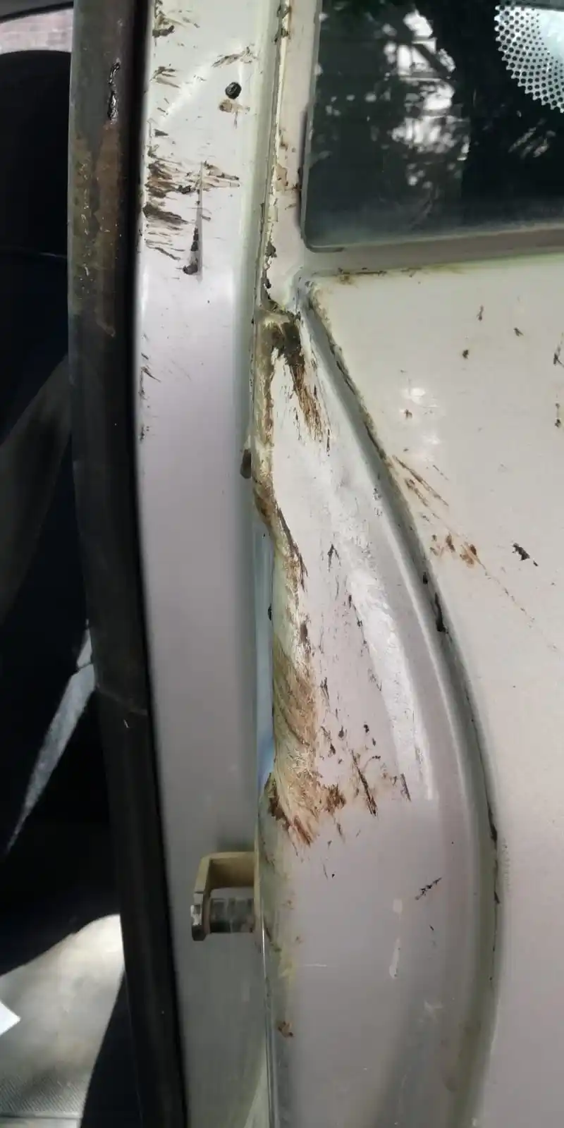 La Plata: empresa que realizaba obras municipales rompió el auto de una vecina y nadie se hace cargo