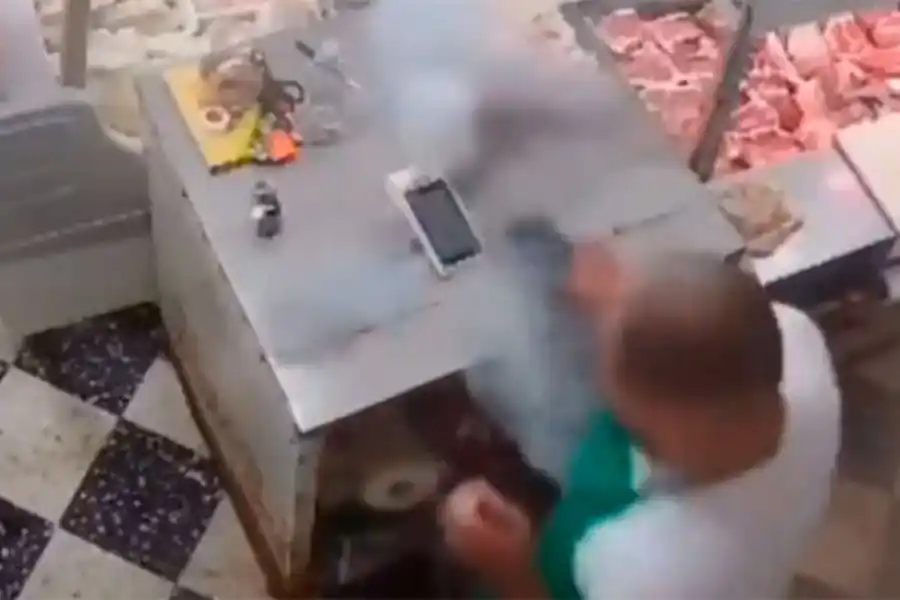 Carnicero estaba a punto de cobrarle a un cliente y explotó el posnet: mirá el video