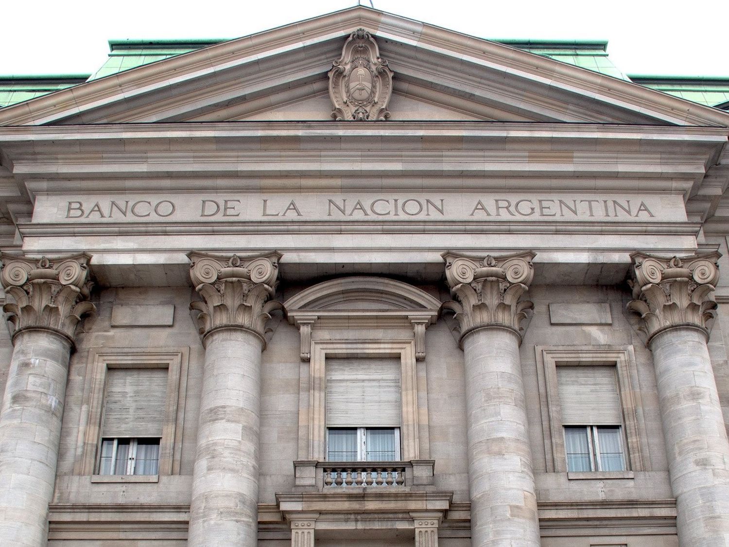 La “motosierra” de Javier Milei llega al Banco Nación: anuncian el cierre de 60 sucursales en todo el país
