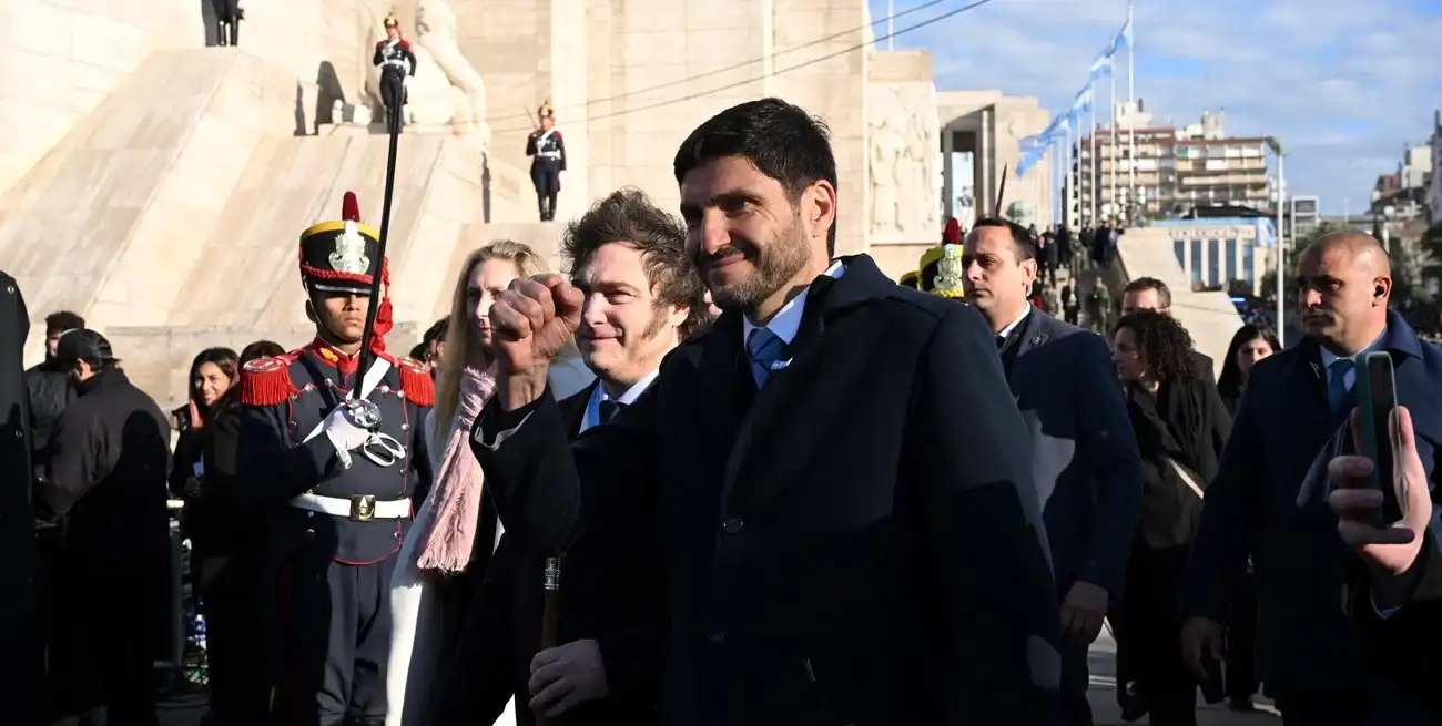 El presidente Milei y el gobernador Pullaro coincidieron frente al Monumento de la Bandera el 20 de junio de 2024. Foto: Archivo.