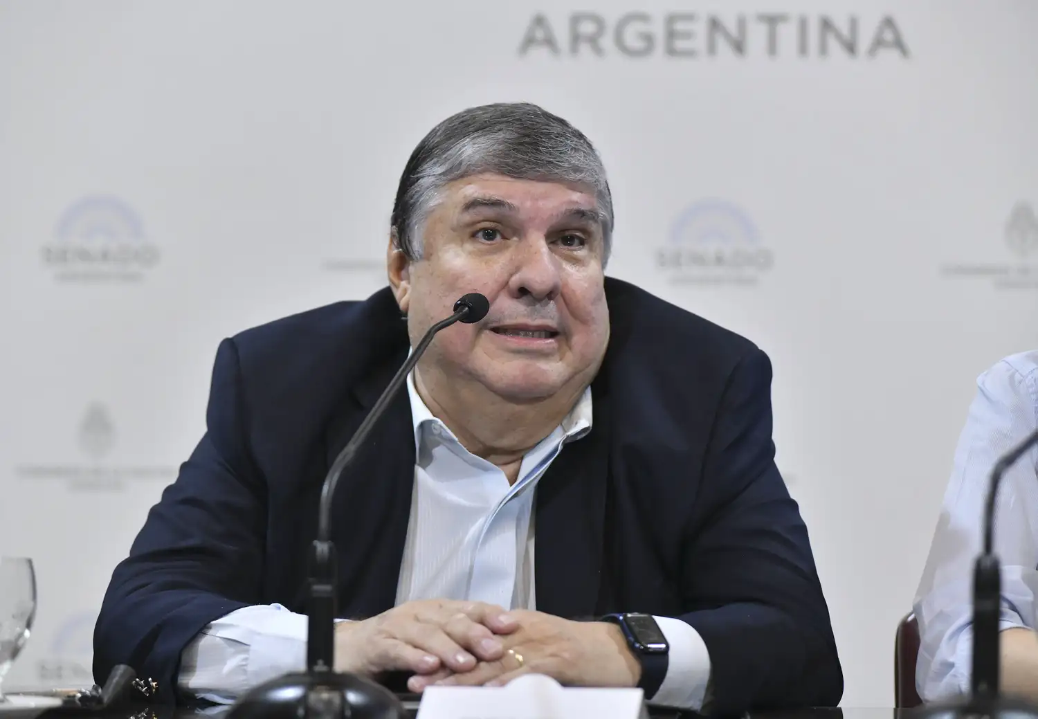 La enfermedad del jefe de la bancada oficialista, José Mayans, deja al oficialismo en el Senado con el número justo para habilitar el debate.