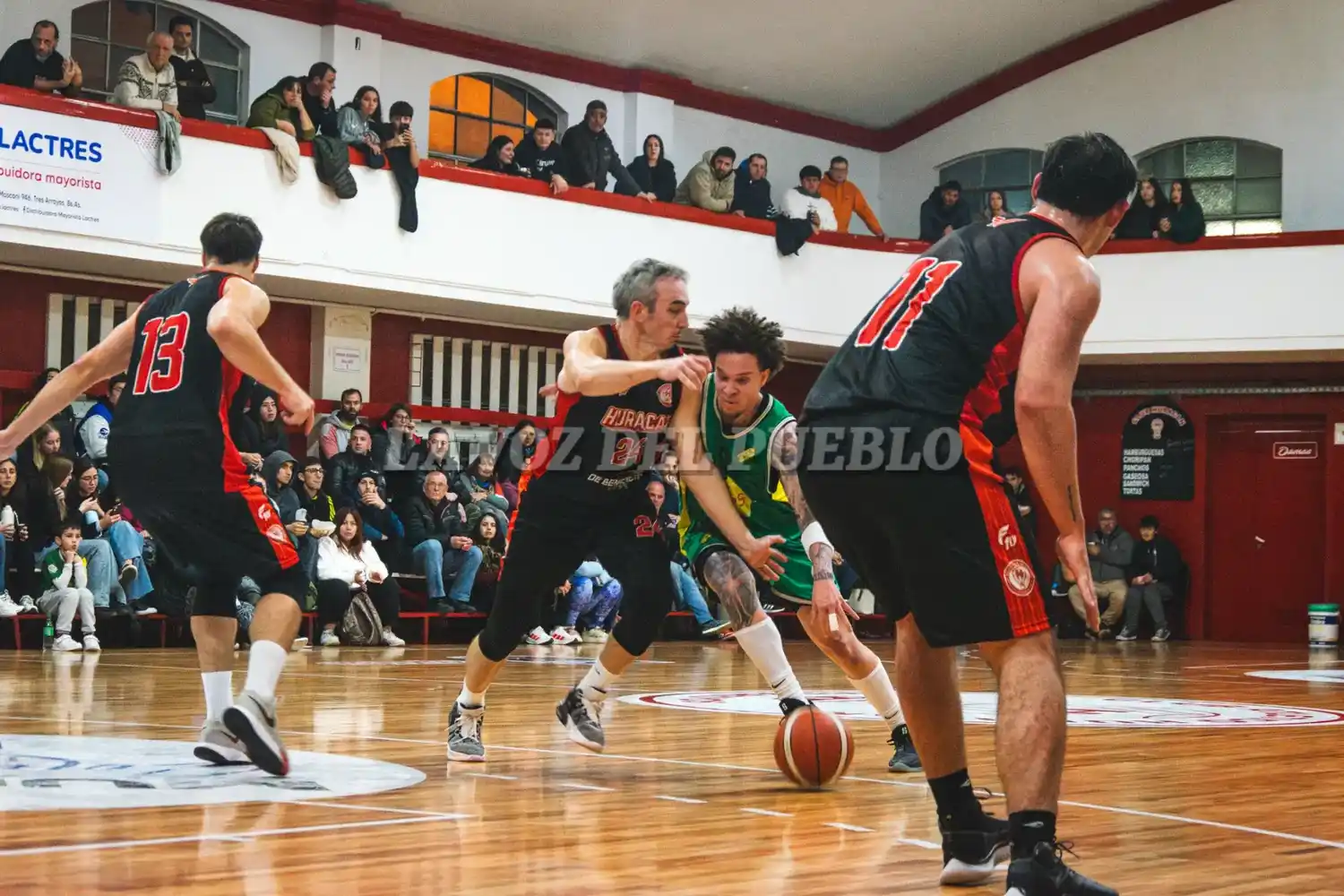 Agustín Apreda (24), figura del partido en Huracán, trata de frenar la subido de Baumgardner, en el perímetro Torres (13) y Betbeder (11)