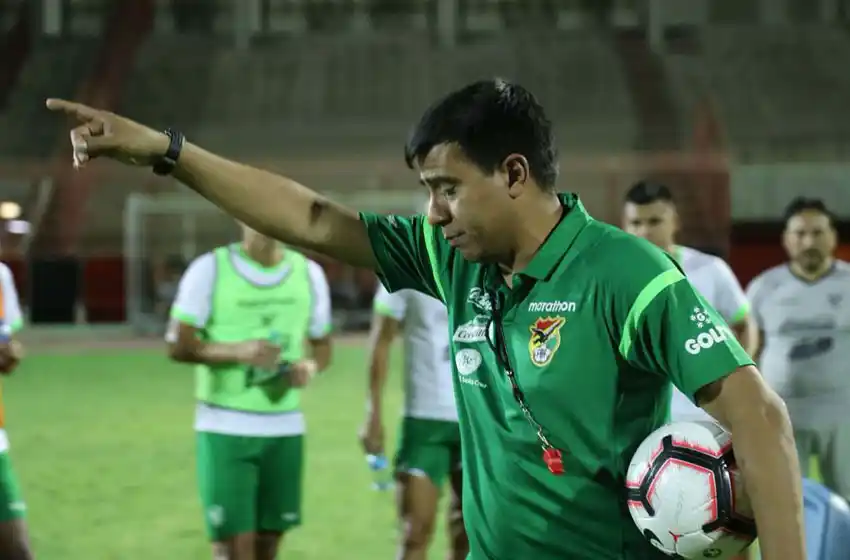 Pensando en Brasil y Argentina, el DT de Bolivia confirmó una extensa e inusual lista