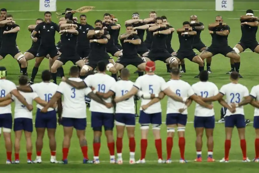La selección local, Francia, venció a los All Blacks en el comienzo del Mundial