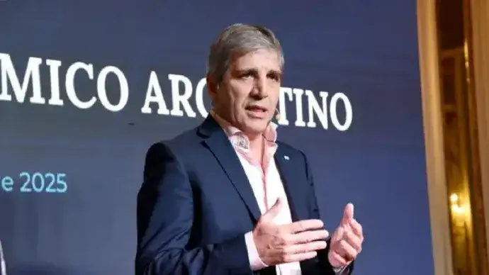 Luis Caputo lanzó una advertencia a los bancos por los dólares