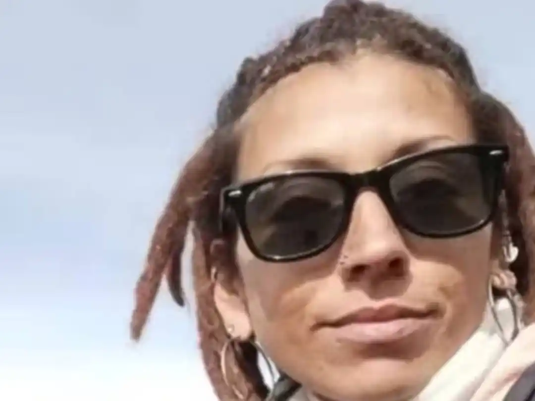 La familia de la víctima a la espera de novedades, y la investigación continuará bajo la órbita de la UFI N°10 de Violencia de Género del Ministerio Público Fiscal de Necochea, a cargo de Walter Pierrestegui.