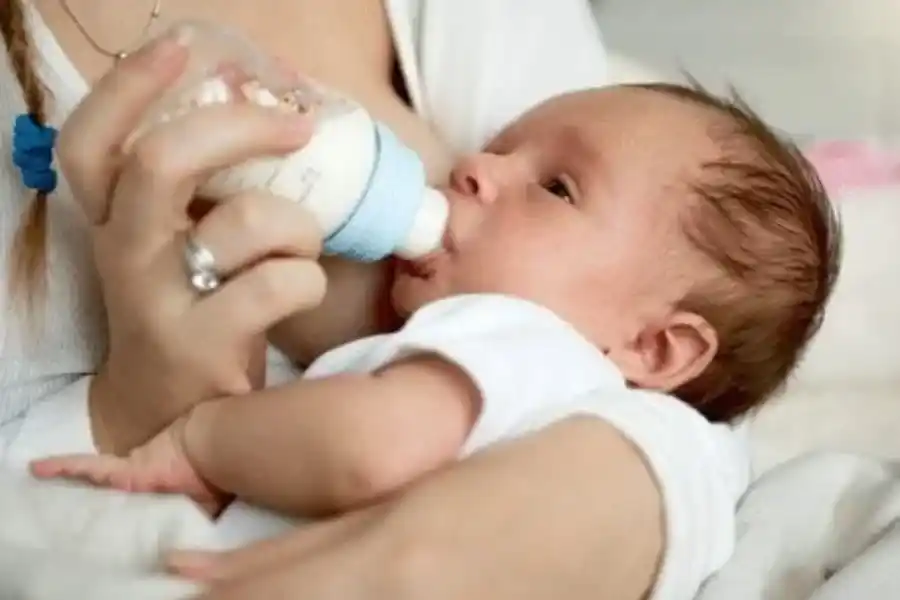 "Contraindicado": advierten que 4 de cada 10 bebés consumen leche de vaca antes del año