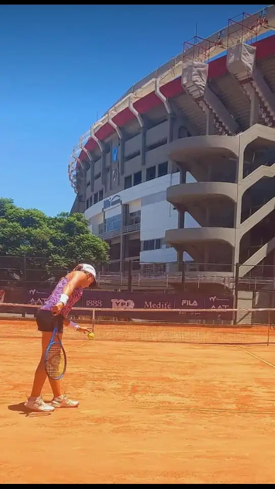 Larraya Guidi al saque, con el Monumental de fondo.
