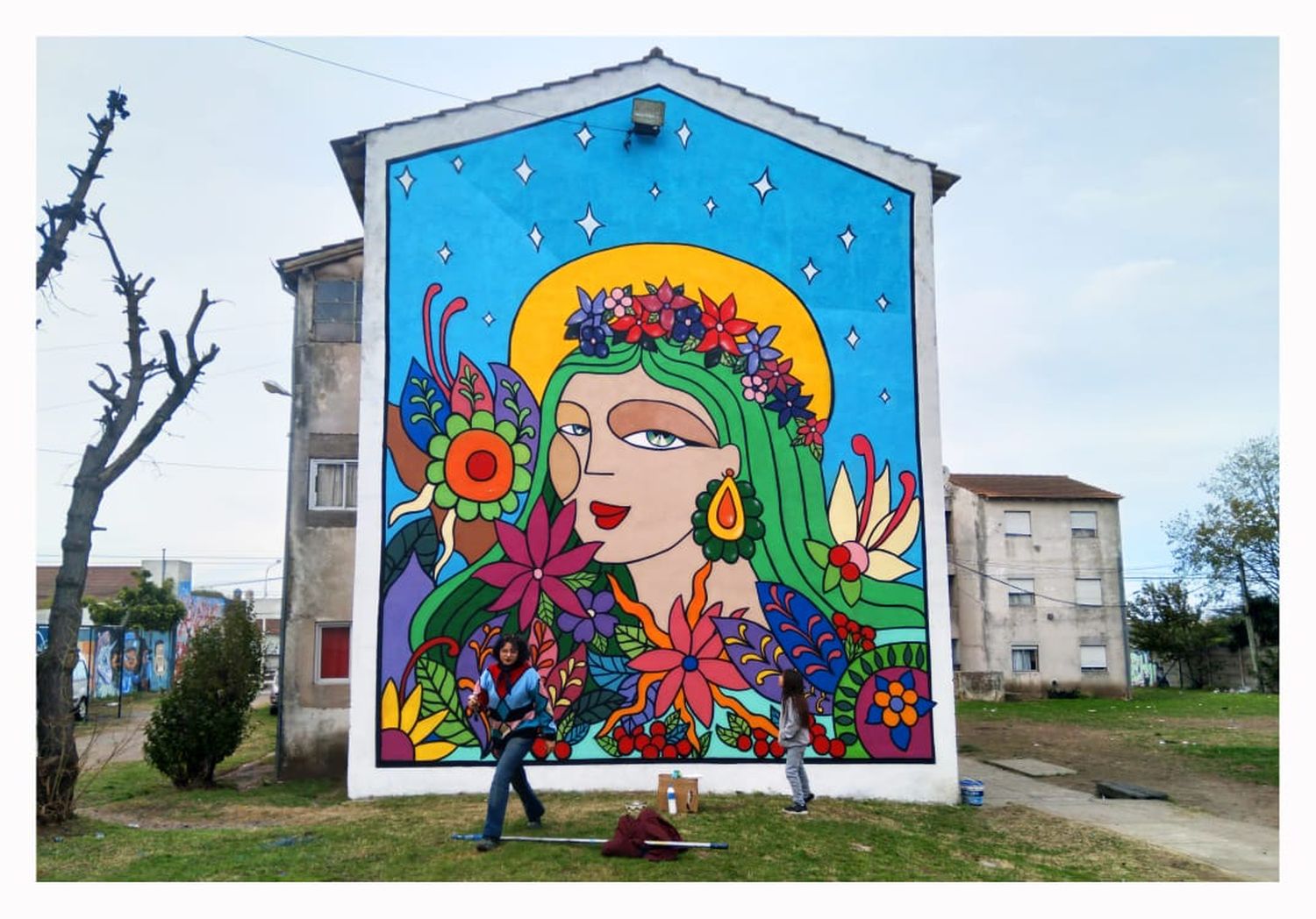 La pasión de tres artistas por  embellecer la ciudad se reflejó  en los murales que plasmaron en  los monoblocks de avenida Perón