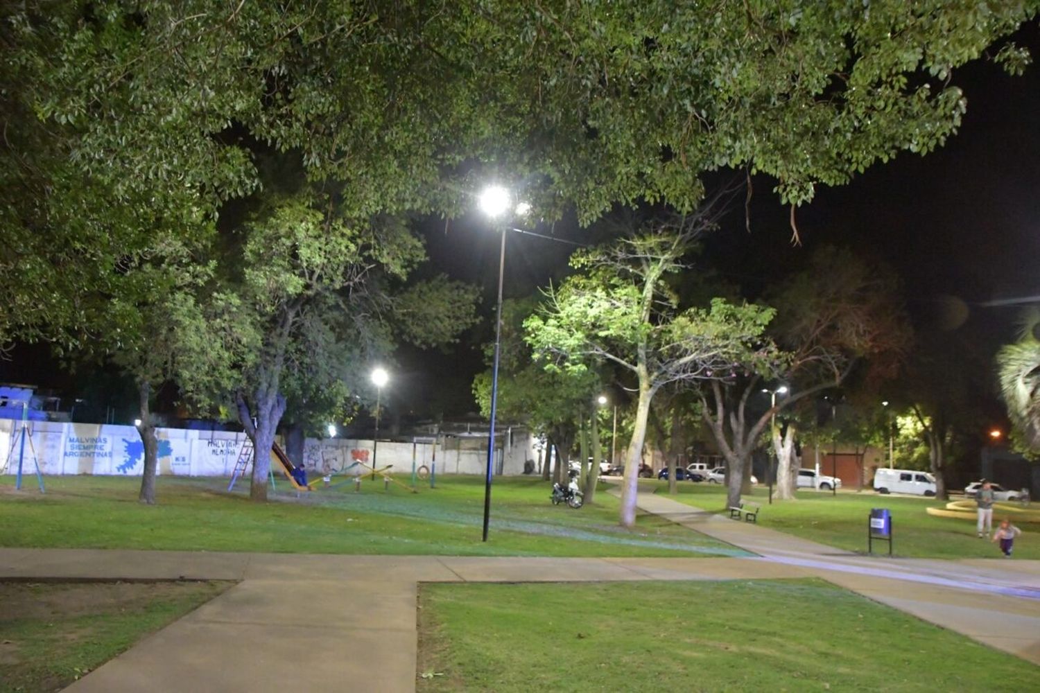 Chiarella y la CEVT inauguraron las luces led de la plaza Vera Peñaloza