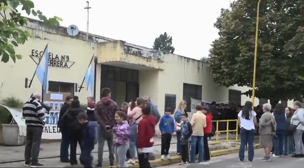 Abrazo a la Escuela Nº9: con problemas eléctricos y de filtraciones aguardan por una solución de Provincia