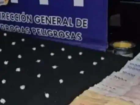 Efectivos de la Dirección General de Drogas Peligrosas de Formosa incautaron envoltorios de cocaína y dinero en efectivo tras desmantelar un punto de venta de estupefacientes en el barrio Urbanización España durante un operativo policial reciente.