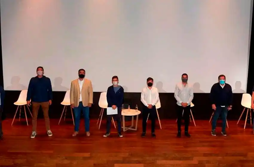 Kicillof se reunirá con intendentes de la costa para evaluar las medidas restrictivas