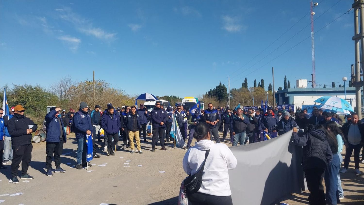 Papel Prensa: Federación de Papeleros llegó a la planta para una asamblea informativa en la puerta