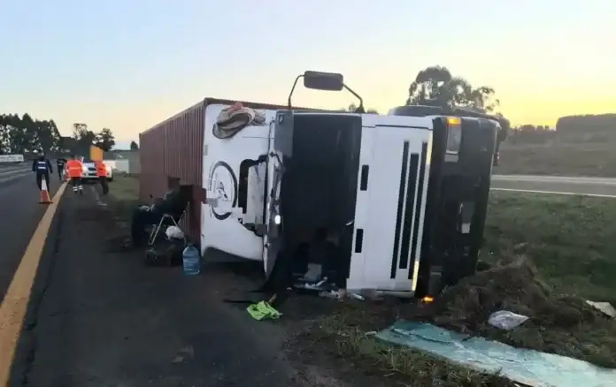 Un camión volcó en la Ruta 14: el conductor aseguró que fue “encerrado” por otro transporte