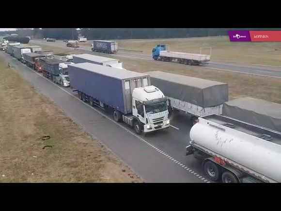 Largas colas en ruta 9 por la protesta de transportistas, que mantienen el reclamo con cortes intermitentes