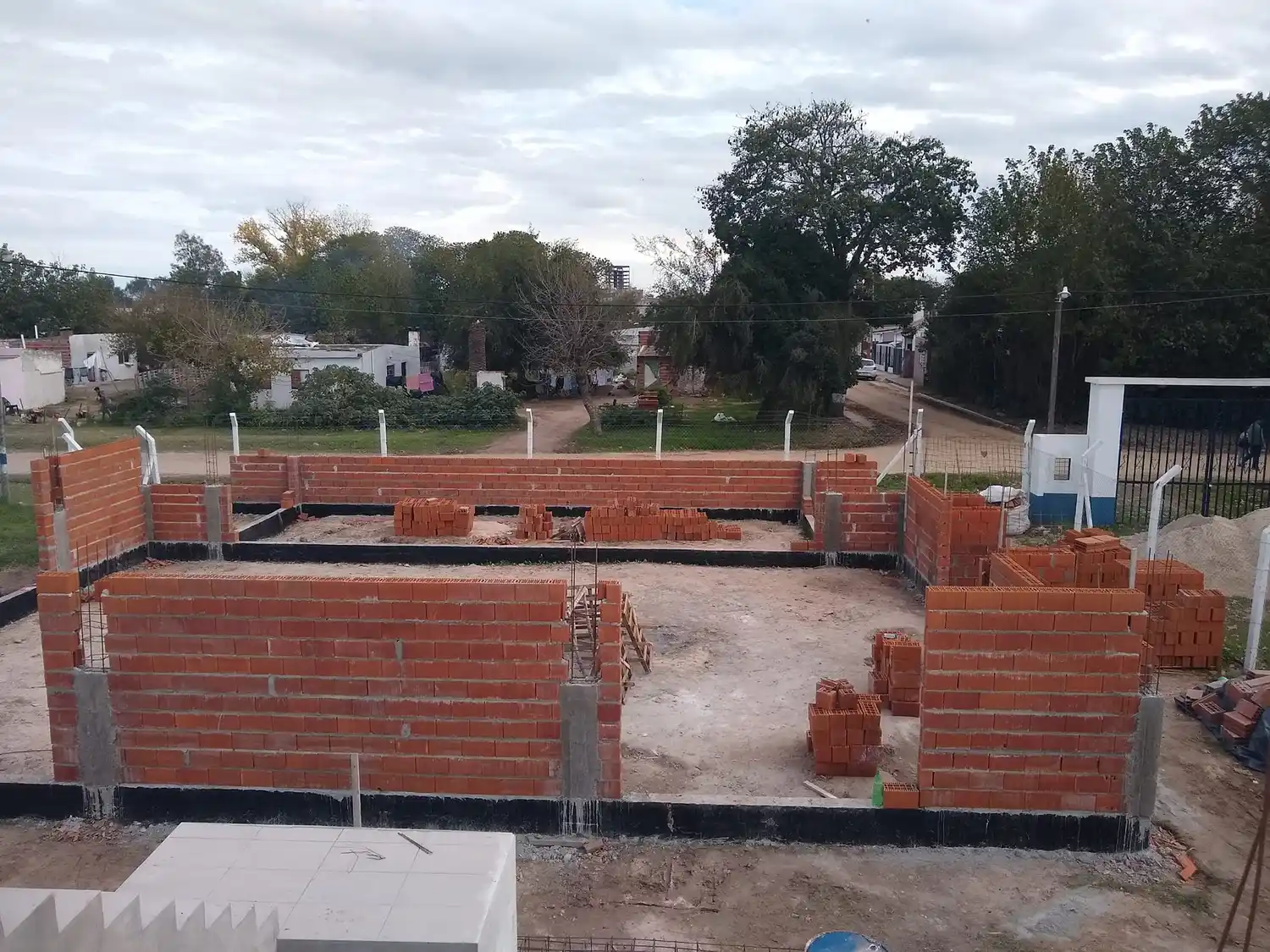 Obras en el club Libertad en vísperas de sus 80 años