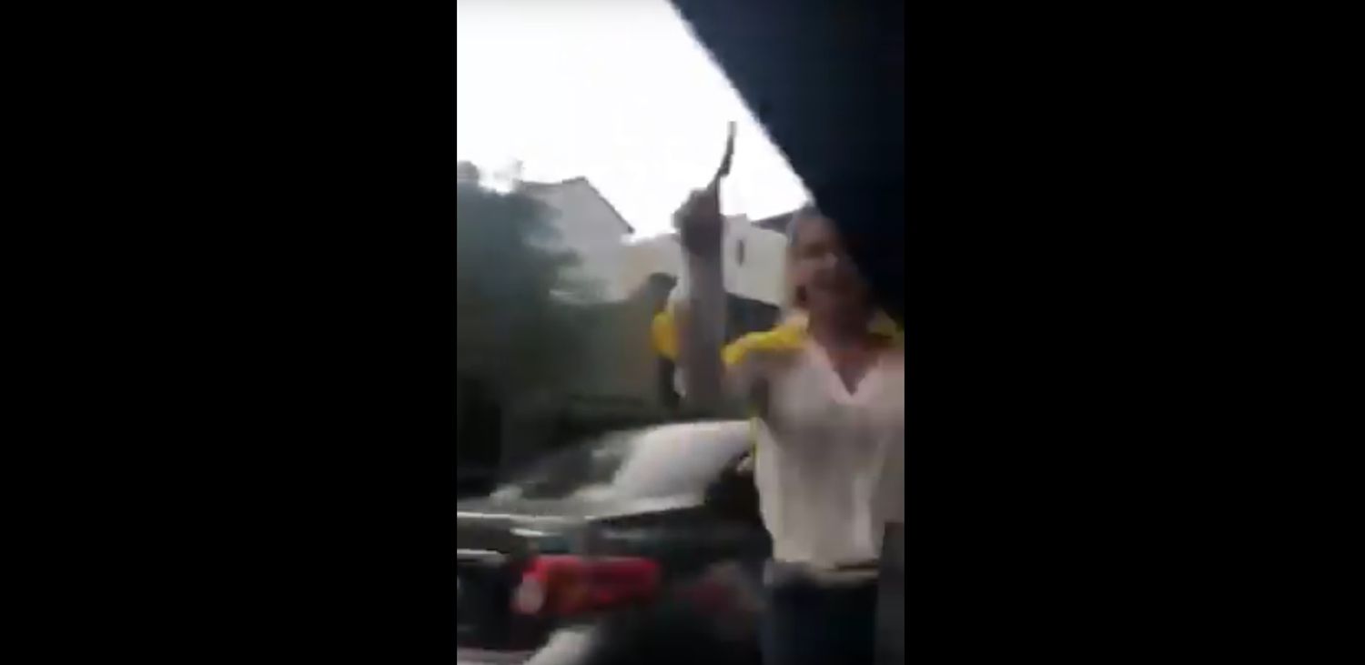 Conductora furiosa atacó un auto a martillazos: "¡Si vas a 20km/h, te corrés así paso!"