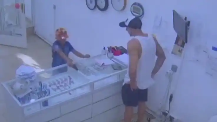 Lamentable: Un nene de 8 años intentó robar con un arma de juguete una joyería en Moreno