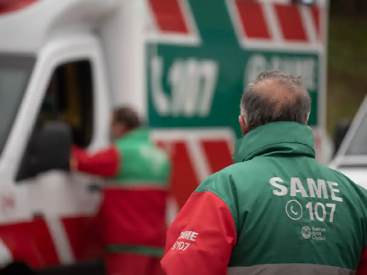 Choque fatal en Palermo: una ambulancia iba a atender heridos, cruzó en rojo y mató a un motociclista