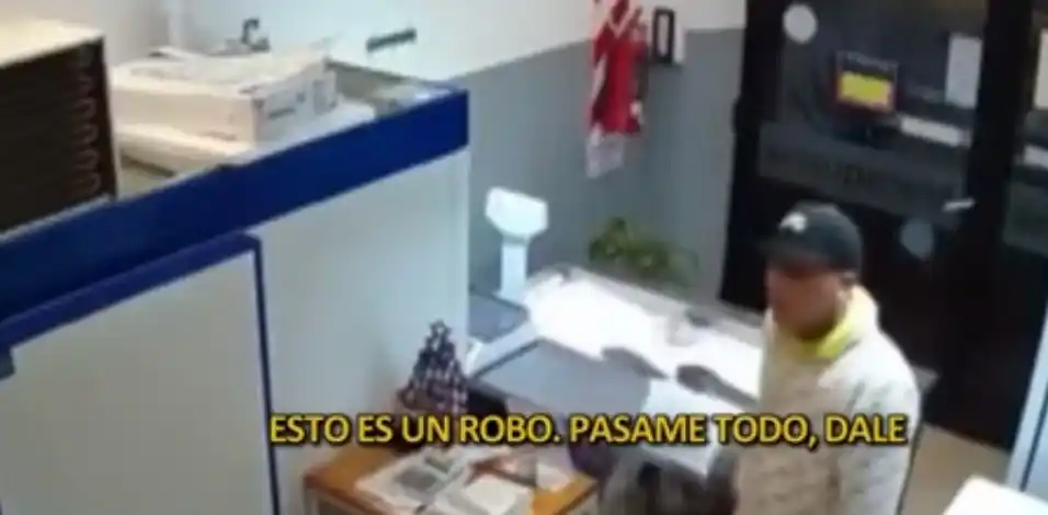 ¿Un ladrón cariñoso? Le robó todo, le dio un beso y se fue