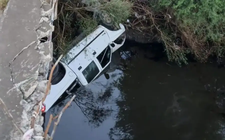 Una camioneta despistó y cayó abajo de un puente: el conductor fue hospitalizado