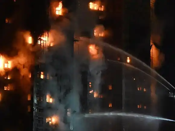 Van 36 muertos por el incendio en Hong Kong y hay tres detenidos