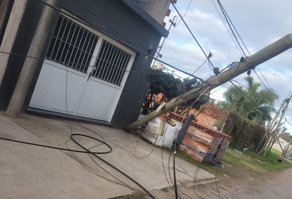 [VIDEO] El camión que arrastró cables y postes había entrado en contramano y no pudo evitar los destrozos