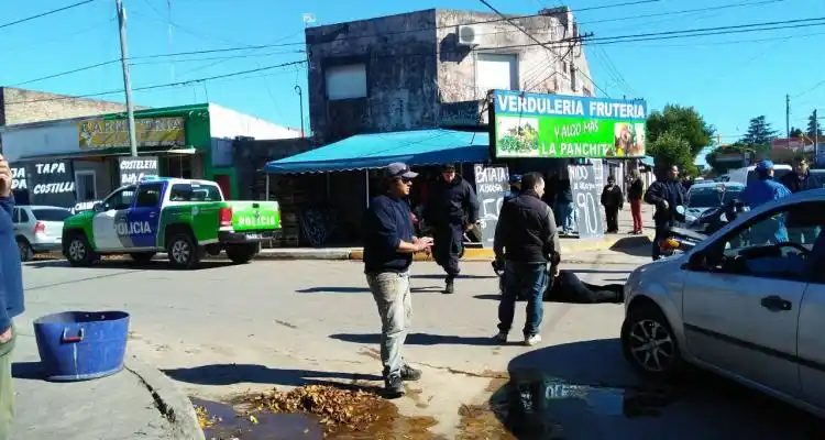 Una motociclista con heridas leves tras chocar con un auto