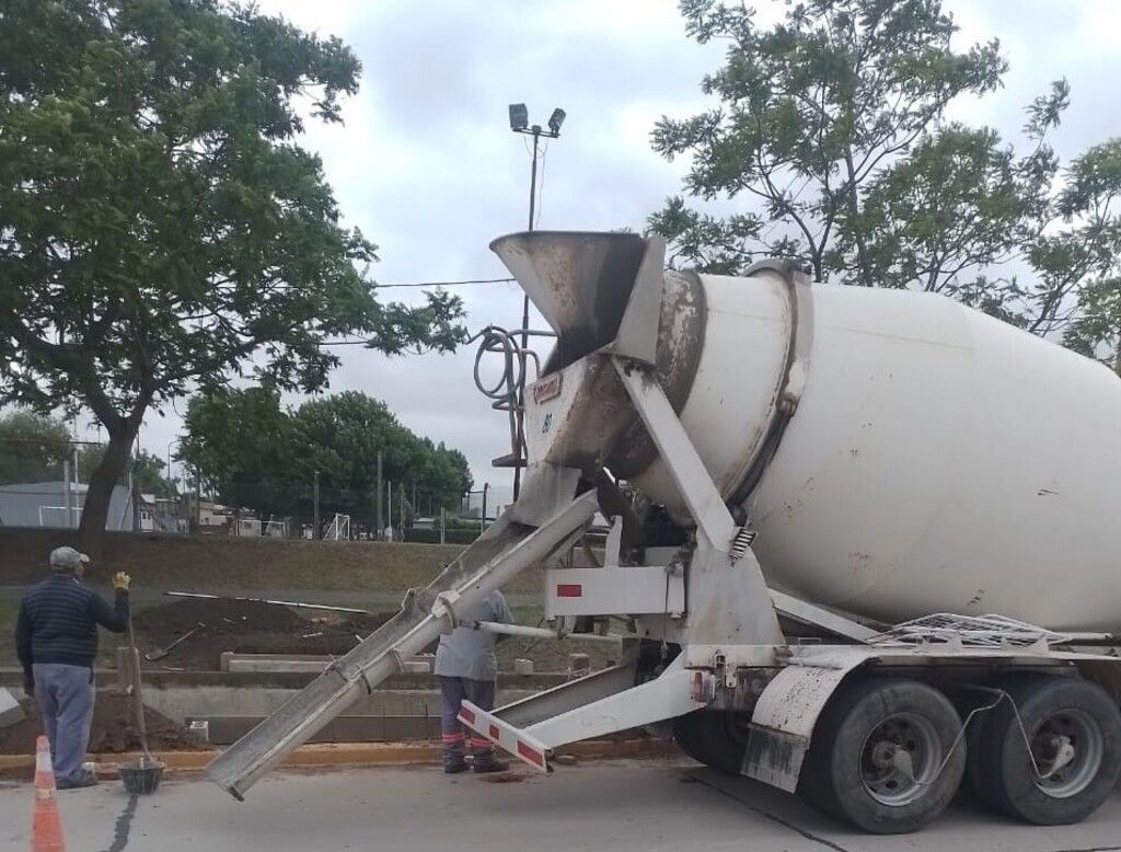 Comenzó la construcción del puente peatonal en el barrio Villa Podio