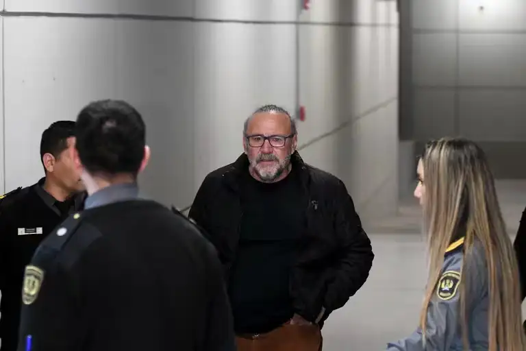 Cacho Garay en su ingresó a la audiencia en el Polo Judicial (Télam)