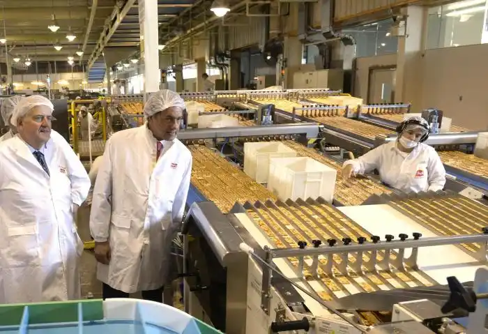 Scioli recorrió la fábrica de Bagley-Grupo Arcor en Salto y destacó la industria nacional