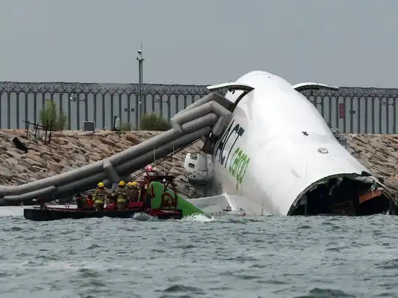 Tragedia en Hong Kong: un avión se salió de la pista al aterrizar y causa dos muertos