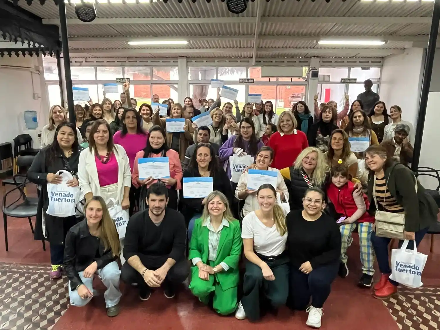 Todos los alumnos posaron junto a las autoridades municipales.